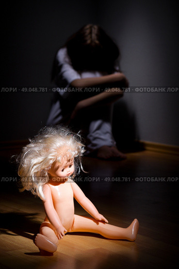 Crazy girl and plastic doll. Стоковое фото, агентство Ingram Publishing / Фотобанк Лори