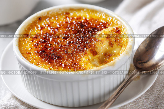Creme brulee. dessert with caramel crust. Elegant Gourmet Dessert with Caramelized Sugar Crust. French vanilla cream. Eating Creme Brulee with Spoon. Cracking caramel. Delicious Sweet. Catalan cream. Стоковое AI-изображение, AI-художник Марина Демидюк / Фотобанк Лори