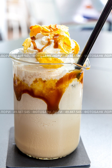 creme brulee tea frappe with Whipped Cream. Стоковое фото, агентство Ingram Publishing / Фотобанк Лори