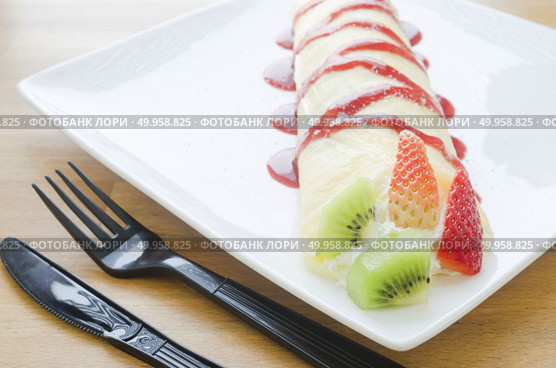 Crepes With Berries and kiwi. Crepe with Strawberry, Raspberry, Blueberry and Chocolate topping. Pancake. Crepes With Berries and kiwi. Crepe with Strawberry, Raspberry, . Стоковое фото, агентство Ingram Publishing / Фотобанк Лори