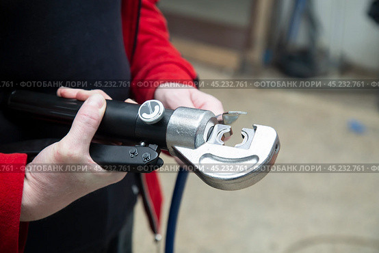 Crimper for crimping wires.A professional tool for compressing large diameter wires. Стоковое фото, фотограф Александр Поташев / Фотобанк Лори