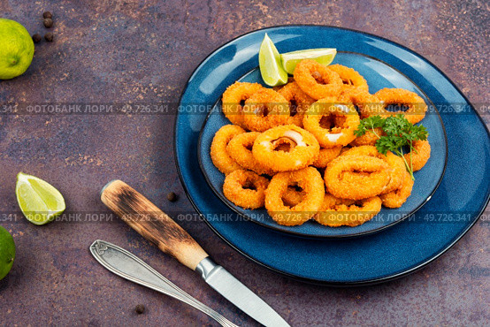 Crisp deep fried calamari or squid rings. Delicious fried seafood. Fried squid rings breaded. Стоковое фото, агентство Ingram Publishing / Фотобанк Лори