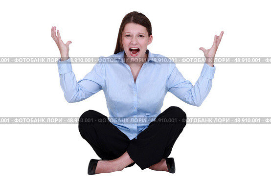 Cross-legged businesswoman screaming. Стоковое фото, агентство Ingram Publishing / Фотобанк Лори