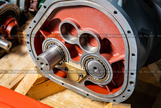 Crosshead of screw compressor showing ball bearings and cylinder block. Стоковое фото, фотограф Юрий Поздников / Фотобанк Лори