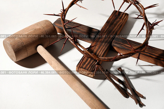 Crown of thorns with wooden cross, mallet and nails on light background. Стоковое фото, фотограф Pixel_shot / Фотобанк Лори
