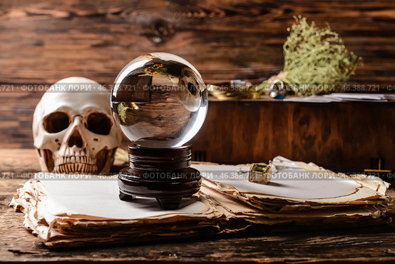 Crystal ball of fortune teller, grimoire and human skull on wooden table. Стоковое фото, фотограф Pixel_shot / Фотобанк Лори