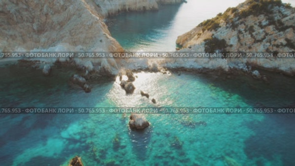 Crystal clear cove with rocks and shallow turquoise water in Kefalonia Greece. Стоковое видео, видеограф Ольга Сухарева / Фотобанк Лори