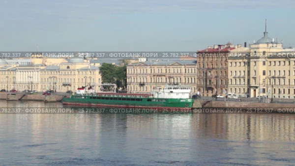 Cухогруз "Антэ" (Тип СТ-1300, проект Р-168/К-90), пришвартованный на набережной Лейтенанта Шмидта в Санкт-Петербурге (2016 год). Редакционное видео, видеограф Сергей Дубров / Фотобанк Лори