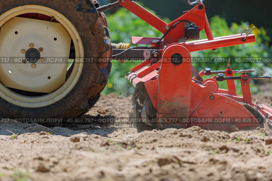 Cultivator for a mini-tractor for loosening the soil. Agricultural work. Excavation. Close-up. Стоковое фото, фотограф Юрий Поздников / Фотобанк Лори