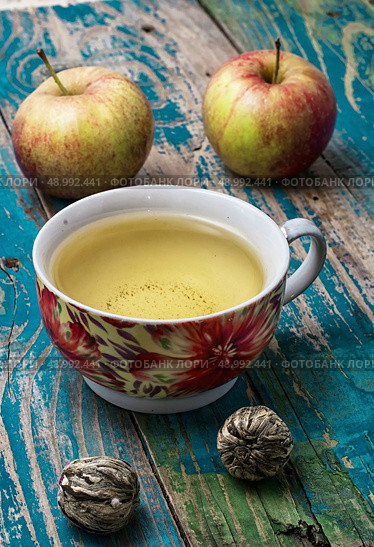 Cup of brewed tea.welding and ripe apple on new background. Cup of apple tea. Стоковое фото, агентство Ingram Publishing / Фотобанк Лори