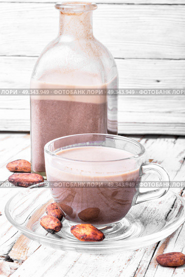Cup of cappuccino coffee. Cup of cocoa drink and cocoa beans. Стоковое фото, агентство Ingram Publishing / Фотобанк Лори