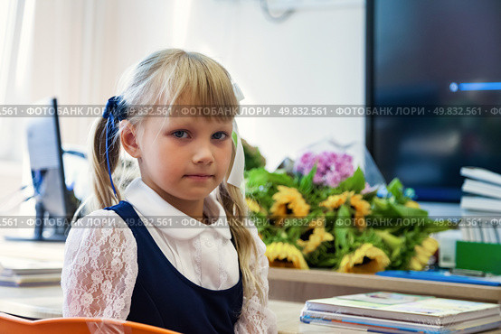 Curious First-Grader Sitting at a Desk, Ready to Explore Learning in a Bright Classroom. Стоковое фото, фотограф Aleksandr Golubev / Фотобанк Лори