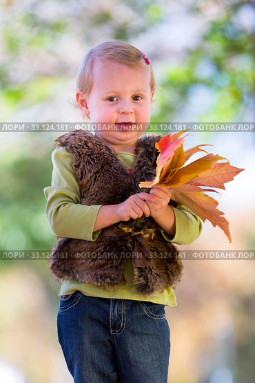 cute little girl with autumn leaves. Стоковое фото, фотограф Mariusz Blach / PantherMedia / Фотобанк Лори