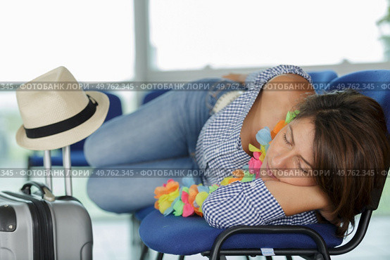 cute woman napping while waiting for flight. Стоковое фото, агентство Ingram Publishing / Фотобанк Лори