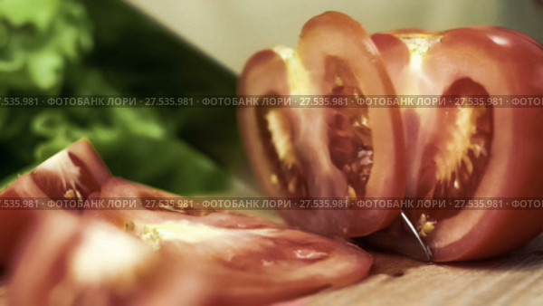 Cutting tomato by culinary knife TONED. Стоковое видео, видеограф Игорь Кузнецов / Фотобанк Лори