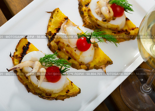 Cuttlefish with pineapple and cherry tomatoes. Стоковое фото, фотограф Яков Филимонов / Фотобанк Лори