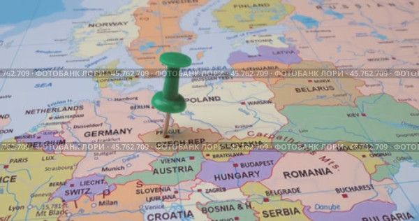 Czech Republic - Travel concept with green pushpin on the world map. The location point on the map points to Prague, the capital of the Czech Republic. (2022 год). Стоковое видео, видеограф Андрей Армягов / Фотобанк Лори