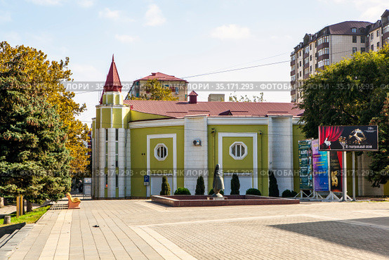 Дагестанский государственный театр кукол. Проспект Расула Гамзатова. Махачкала. Республика Дагестан (2020 год). Редакционное фото, фотограф Сергей Афанасьев / Фотобанк Лори