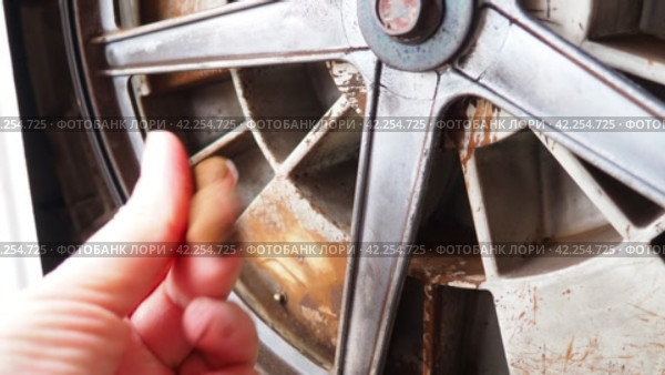 Damage to bearing unit in the washing machine. Demonstration by hand of rusty stains on the tank and bowl of the washing machine with the back cover removed. Service repair of household appliances. Стоковое видео, видеограф Юлия Петровская / Фотобанк Лори