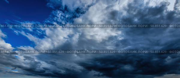 Dark storm clouds. An impending storm, hurricane or thunderstorm. Bad extrime weather. Стоковое фото, фотограф Емельянов Евгений Викторович / Фотобанк Лори