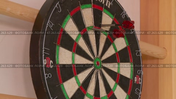 Darts hit the dartboard during the competition. Стоковое видео, видеограф Алексей Сергеев / Фотобанк Лори