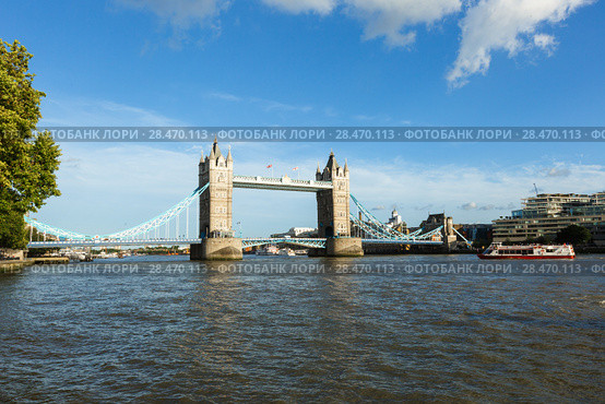 Daylight Establishing Shot London Iconic Landmark Tower Bridge. river transport (2017 год). Редакционное фото, фотограф Ирина Мойсеева / Фотобанк Лори
