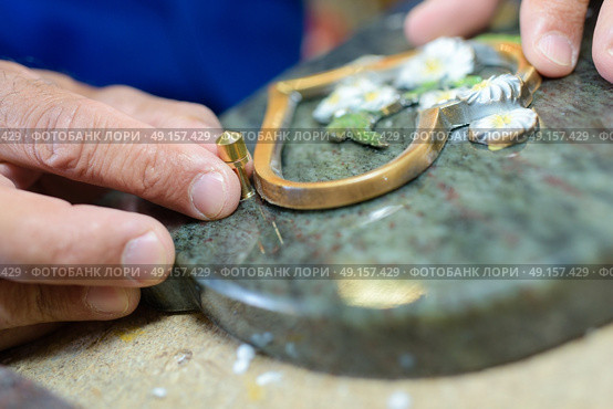 decorating memorial stones. Стоковое фото, агентство Ingram Publishing / Фотобанк Лори