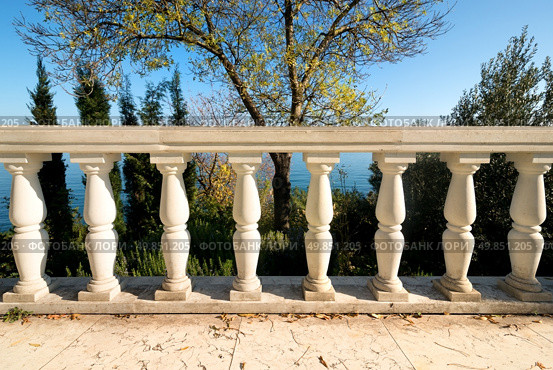 Decorative columns on a viewpoint deck near sea. Стоковое фото, агентство Ingram Publishing / Фотобанк Лори