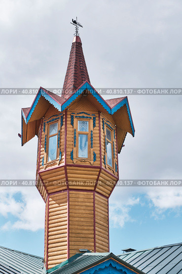 Decorative wooden hexagon little tower-house in tourist complex Tugan Avylym, Kazan, Russia (2023 год). Редакционное фото, фотограф Ирина Кононова / Фотобанк Лори