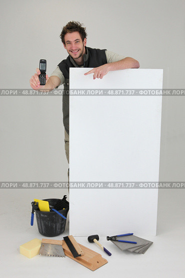 Decorator displaying mobile phone. Стоковое фото, агентство Ingram Publishing / Фотобанк Лори