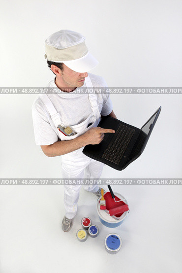 Decorator with a laptop. Стоковое фото, агентство Ingram Publishing / Фотобанк Лори