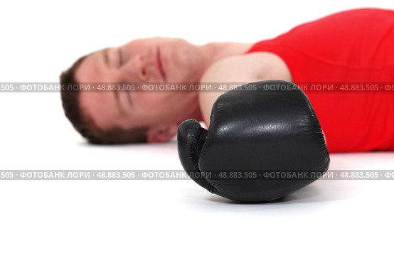 Defeated boxer lying on the ground. Стоковое фото, агентство Ingram Publishing / Фотобанк Лори