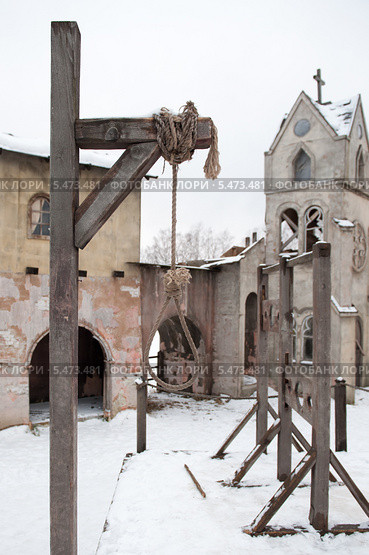 Декорации средневековых орудий казни (2014 год). Редакционное фото, фотограф Александр Овчинников / Фотобанк Лори