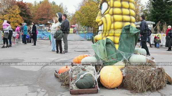 Декорации во время Хелоувина в парке развлечений "Планета лета" в Южно-приморском парке, Санкт-Петербург (2013 год). Редакционное видео, видеограф Кекяляйнен Андрей / Фотобанк Лори