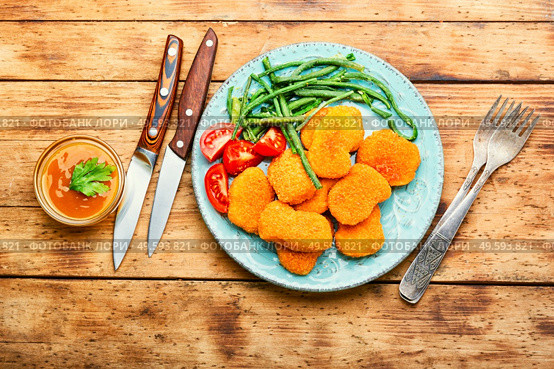 Delicious chicken nuggets with cowpea and tomato. Nuggets with vegetables. Стоковое фото, агентство Ingram Publishing / Фотобанк Лори