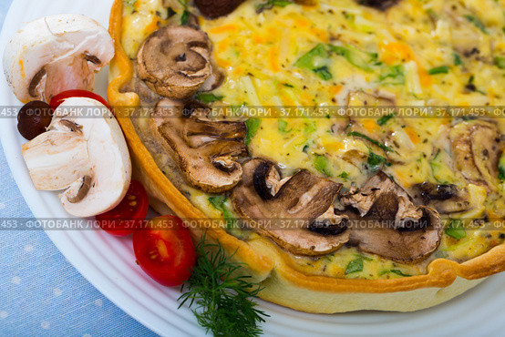 Delicious french kish cooked with cheese and mushrooms. Стоковое фото, фотограф Яков Филимонов / Фотобанк Лори