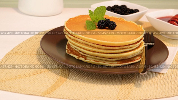 Delicious golden pancakes with fresh blackberries and raspberry jam. Стоковое фото, агентство Ingram Publishing / Фотобанк Лори