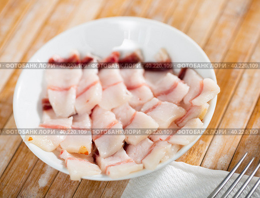 Delicious lard on a plate, cut into pieces. Стоковое фото, фотограф Яков Филимонов / Фотобанк Лори