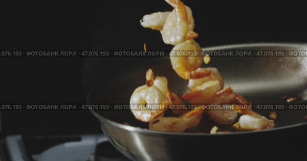 Delicious Shrimp Cooking in a Pan Against a Dark Background That Enhances Its Appeal. Стоковое видео, видеограф Владимир Ковальчук / Фотобанк Лори