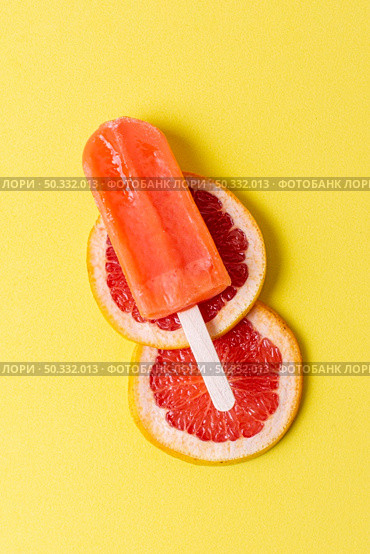 delicious summer popsicle with slices grapefruit. High resolution photo. delicious summer popsicle with slices grapefruit. High quality photo. Стоковое фото, агентство Ingram Publishing / Фотобанк Лори