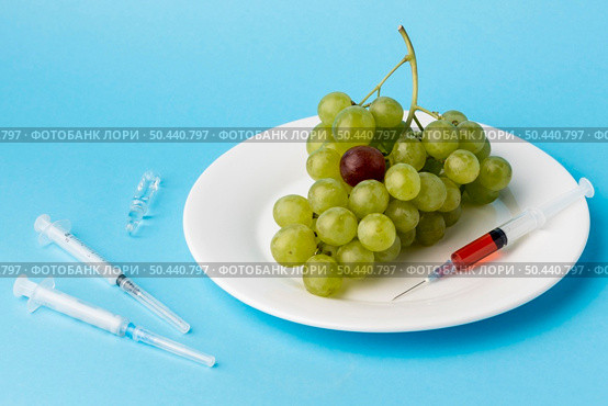 delicious white grapes gmo modified food. Стоковое фото, агентство Ingram Publishing / Фотобанк Лори
