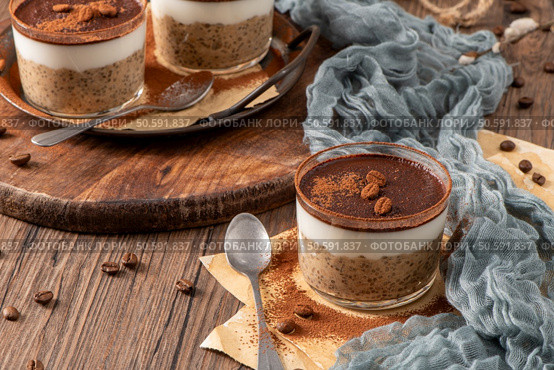 Delight in a luscious tiramisu-inspired chia pudding, layered with creamy coffee-infused chia and a rich chocolate topping. This guilt-free breakfast or dessert option blends classic flavors with wholesome ingredients for a convenient and satisfying treat. Стоковое фото, агентство Ingram Publishing / Фотобанк Лори