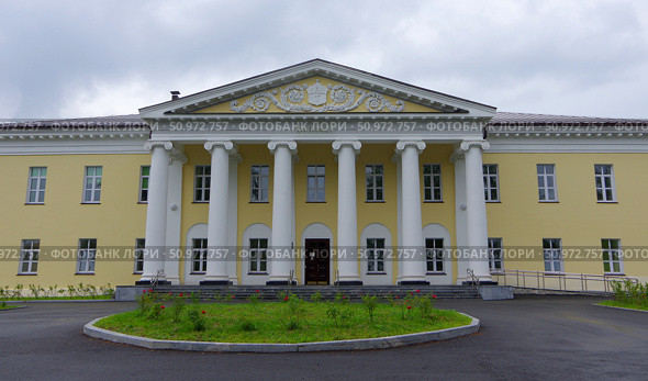 Демидовская городская больница, поликлиника № 2 / бывшее здание заводского госпиталя. Свердловская область, Нижний Тагил, ​улица Горошникова, 37 к3. Редакционное фото, фотограф Алексей Иванов / Фотобанк Лори