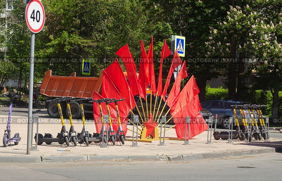 День памяти. К 9 Мая потомками украшен город в честь ветеранов и участников ВОВ победившим фашизм.Саратов. Редакционное фото, фотограф Евгений Будюкин / Фотобанк Лори