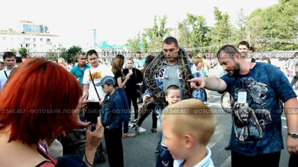 День России в Самаре 2015 год.Семья фотографируется с питоном.Площадь Куйбышева. Редакционное видео, видеограф Михаил Синякин / Фотобанк Лори