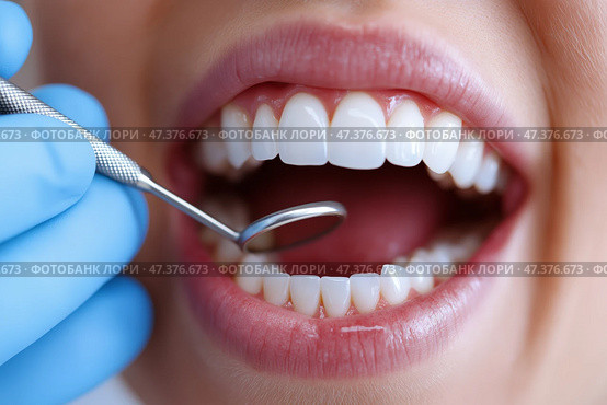 Dentist examines patients teeth with instrument during dental checkup. Стоматолог в синих перчатках внимательно осматривает рот пациента с помощью стоматологического зеркала. Обстановка - яркий, современный стоматологический кабинет, подчеркивающий важность здоровья полости рта. Стоковое AI-изображение, AI-художник Katsiaryna Repich / Фотобанк Лори
