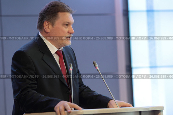 Депутат Московской областной думы, профессор А. Б. Мазуров выступает с трибуны в Коломенской духовной семинарии в День знаний, 2017 год. Редакционное фото, фотограф Дмитрий Неумоин / Фотобанк Лори