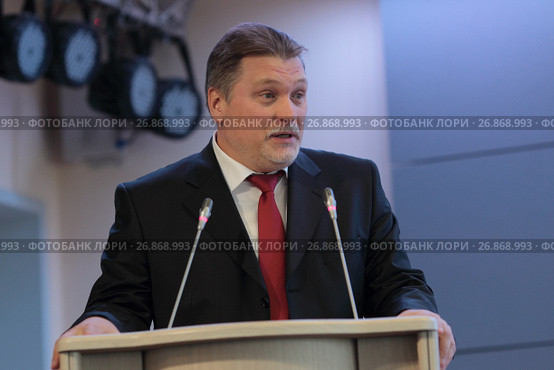 Депутат Московской областной думы, профессор А. Б. Мазуров выступает с трибуны в Коломенской духовной семинарии в День знаний, 2017 год. Редакционное фото, фотограф Дмитрий Неумоин / Фотобанк Лори
