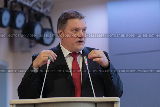 Депутат Московской областной думы, профессор А. Б. Мазуров выступает с трибуны в Коломенской духовной семинарии в День знаний, 2017 год. Редакционное фото, фотограф Дмитрий Неумоин / Фотобанк Лори
