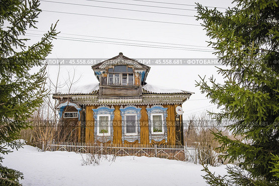 Деревенский дом с резным декором (2023 год). Редакционное фото, фотограф Илья Старков / Фотобанк Лори